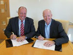 Steve Bangs (à gauche), Managing Director, SMC Pneumatics (UK) et Kevin Thompson (à droite), General Manager Maintenance, Electrocomponents.